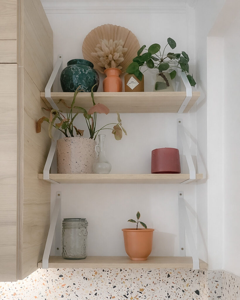 étagère murale décorative avec plantes et objets décoratifs dans un intérieur rénové par maison nysa
