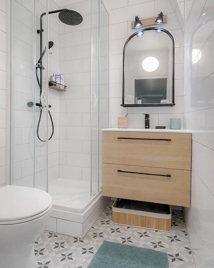 salle d'eau noir et blanche rétro dans un appartement rénové par maison nysa