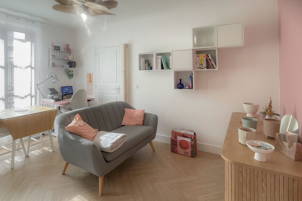 salon lumineux décoré dans un appartement rénové par maison nysa